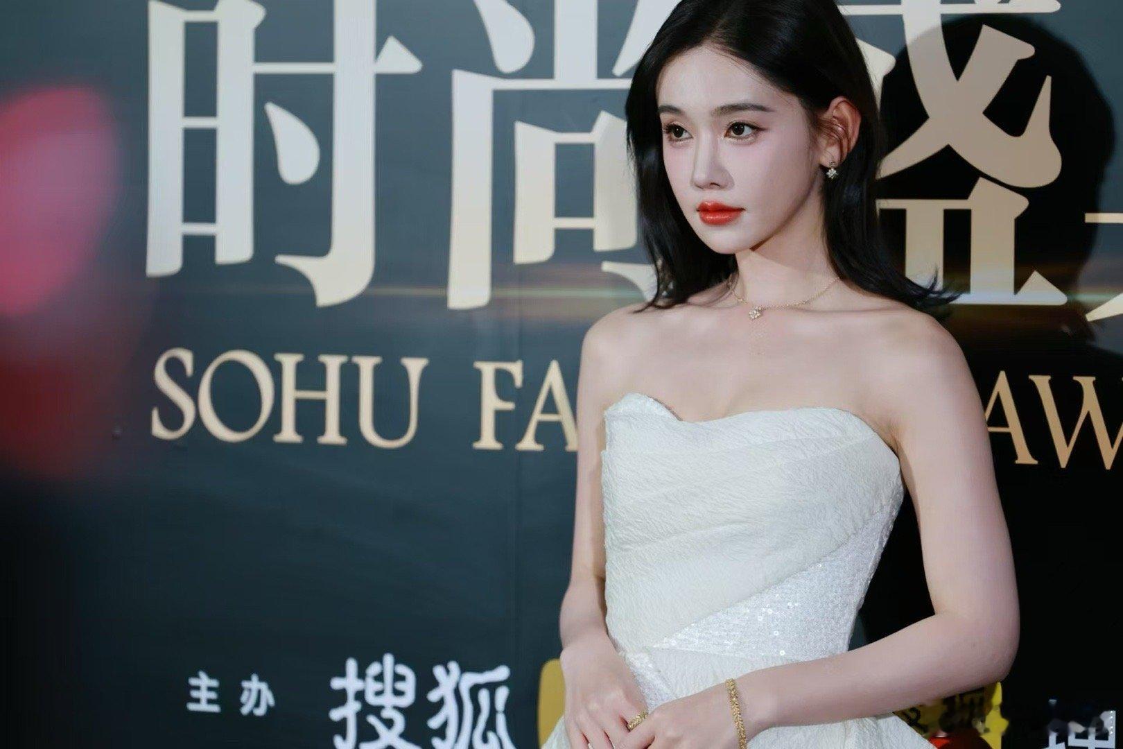 李沐宸红毯小白花  咱们李沐宸今天就是红毯上的小白花，果然无论什么样的风格她都能