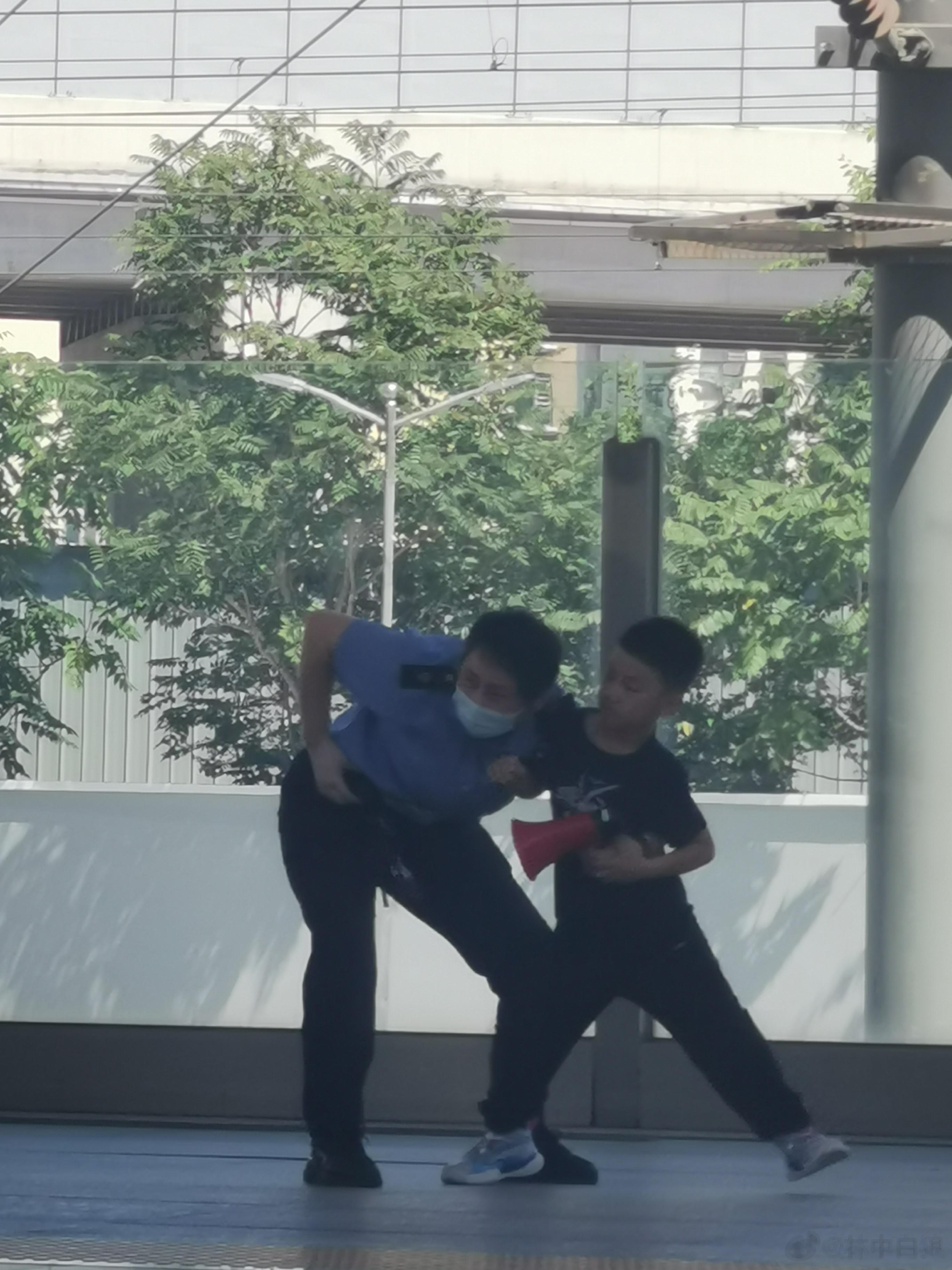 站台随手拍：一个小男孩疑似没能登上自己那趟高铁，他显然处于迷茫与愤怒中。 ​​​