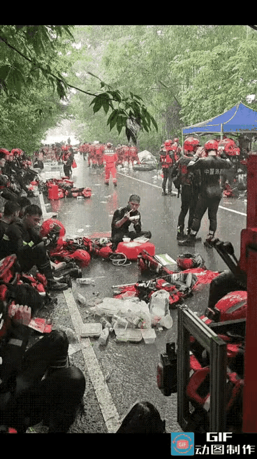 什么叫男子汉大丈夫？是遇事能扛、有事能担、危难能上、家国能守。前几天广西水灾，是