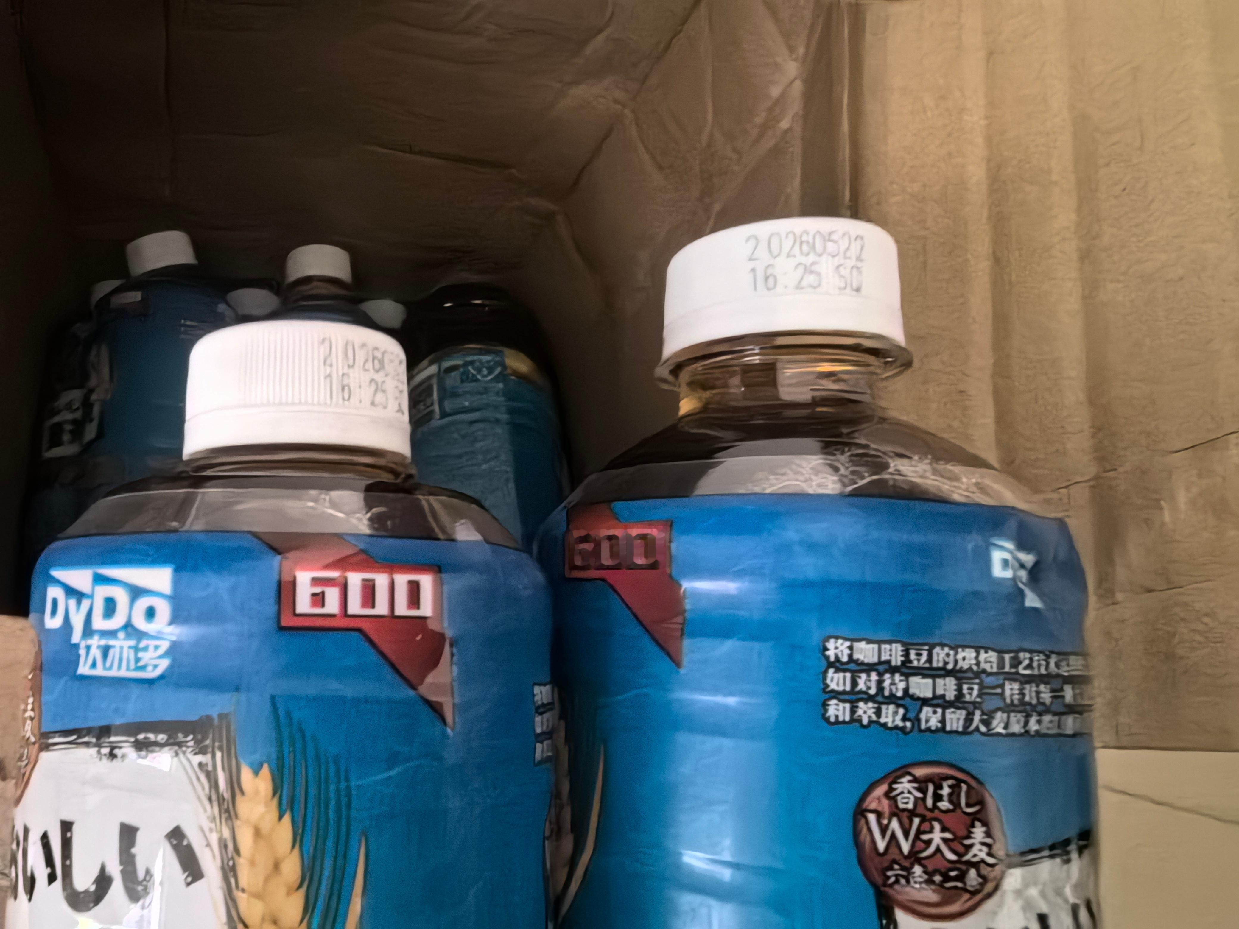 这里的朋友给我推荐了这款大麦茶，我喝了好几瓶都是左一那个状态，我试图拔出来又拔不