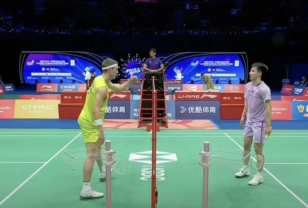 来自安赛龙的点赞[笑哭]！
第一局王正行🇨🇳 21-16 战胜丹麦名将🇩?