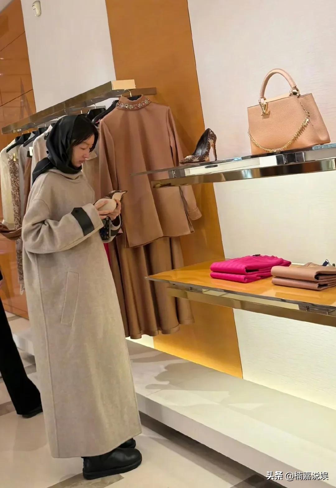 周冬雨现身巴黎逛街，这姐们松弛感好足啊，一点明星包袱也没有，素颜现身，衣品也很不