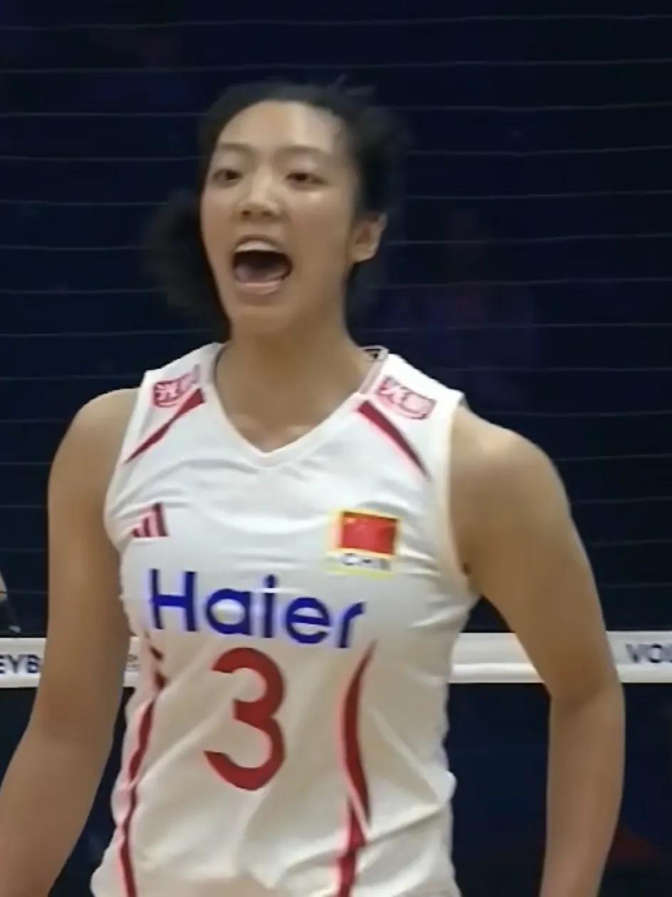 唐欣，一步一步在巩固自己在国家女排的位置。
唐欣可以打接应位置，也可以打主攻位置