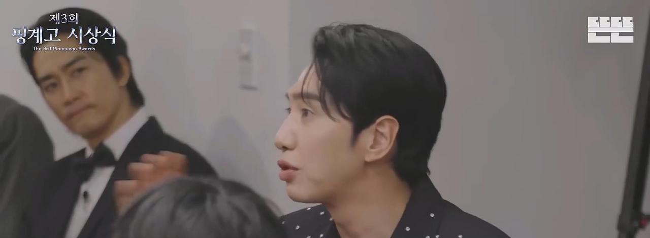 7.9%的收视率像一把钥匙，拧开了30岁+的客厅。
我上周回爸妈家，电视自己跳到