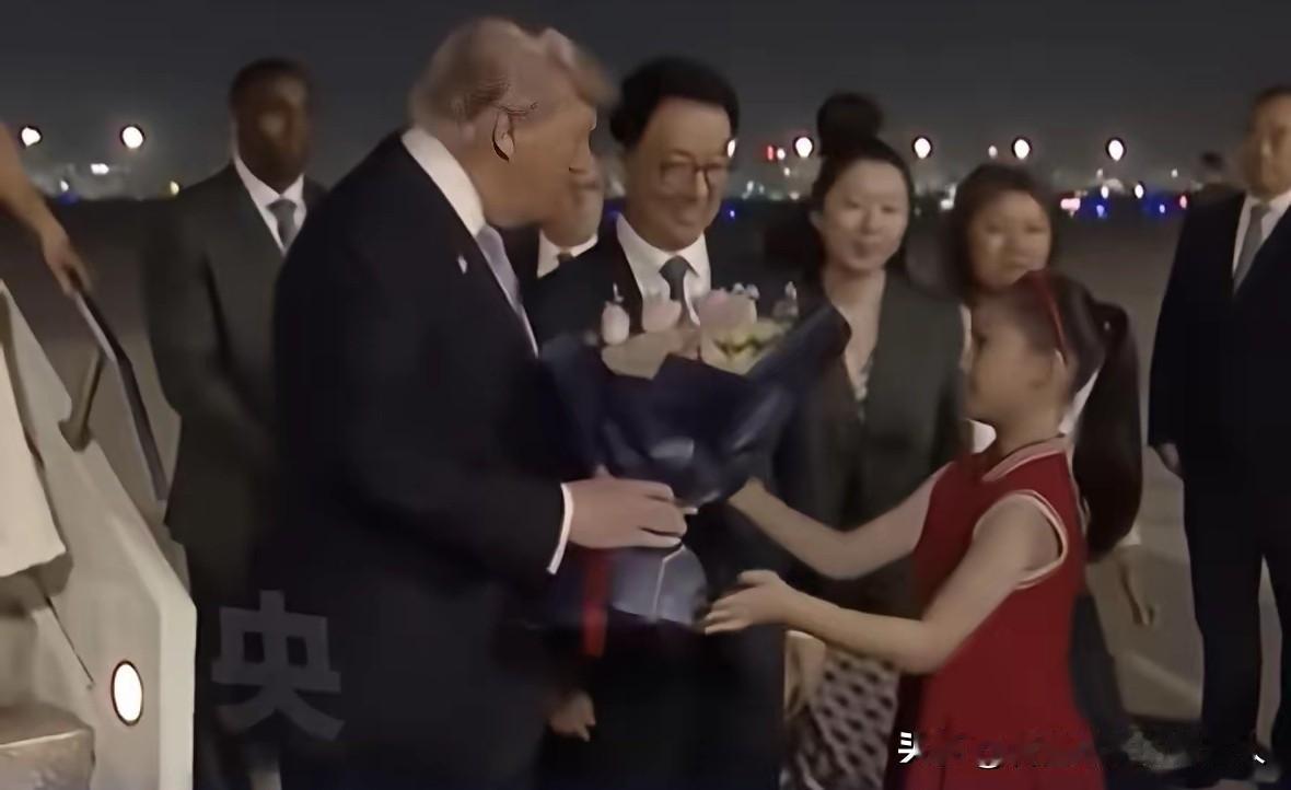 那一束花，递得太准了。红裙小女孩把花送到特朗普手里的那一刻，仪仗队、军乐队、红地