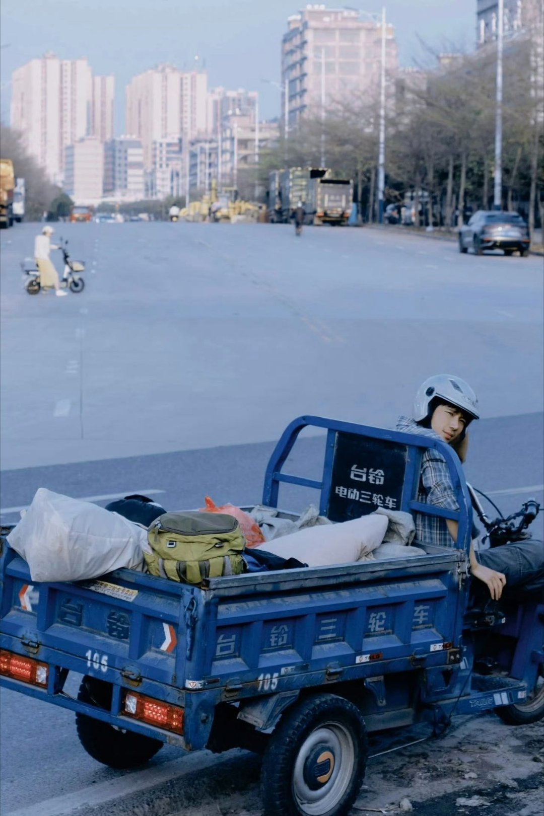 观影《爱是愤怒》，被王安宇在片中的苦涩又有点甘的生命力给深深打动了：无论是他在女