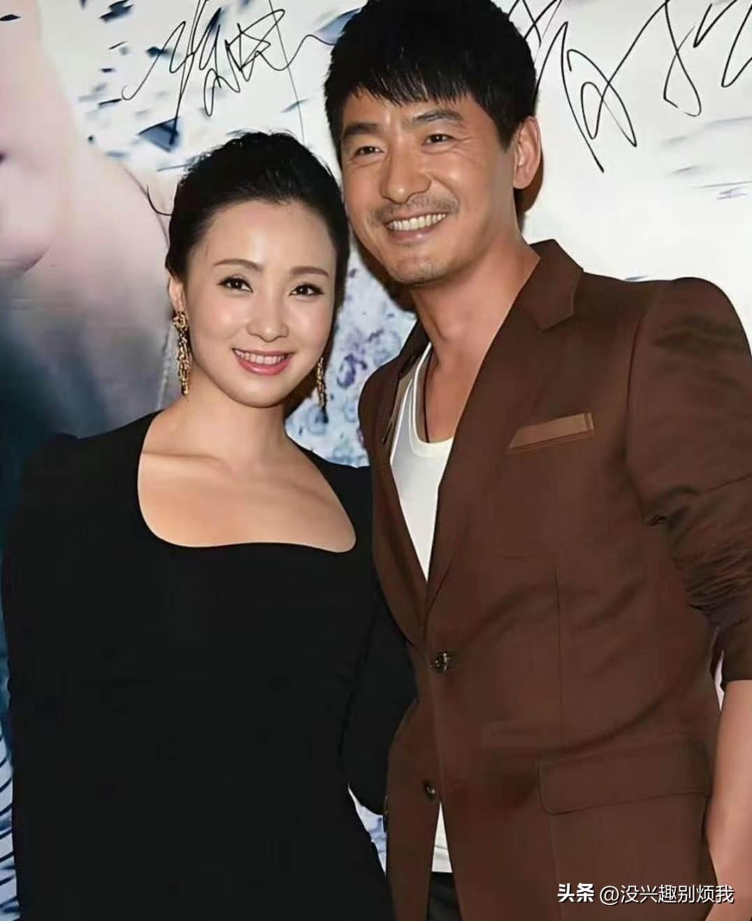 陶虹，好开心啊，笑得合不拢嘴