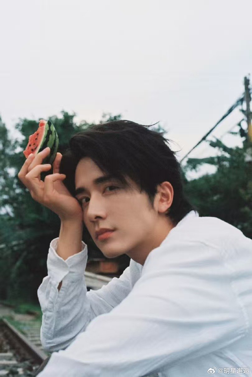 超燃青春的合唱我要验人 超燃青春的合唱沉浸式高能舞台来袭，雷霆特效震撼全场视线，