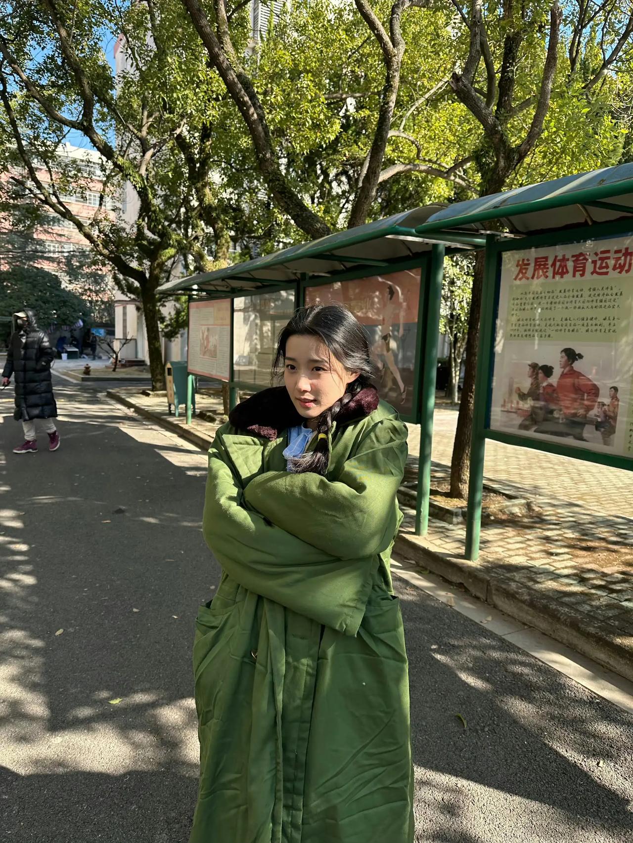 卢昱晓最近发文说：“耳朵要冻掉了。”看来拍反季节的戏对于演员来讲也是一种严峻的考