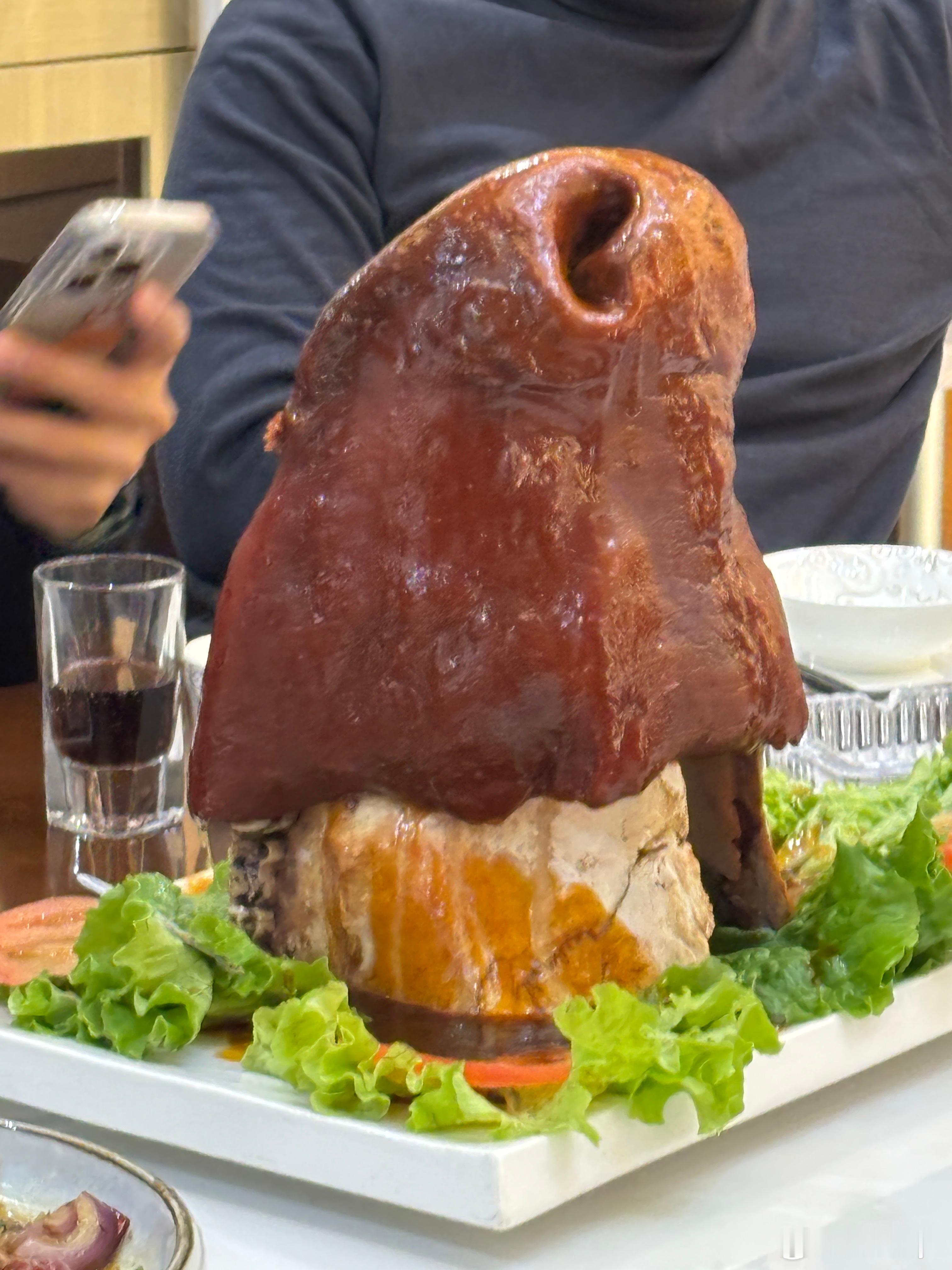 我的天啊，第一次在餐桌上看到这么完整的牛鼻👃，连牙齿都有