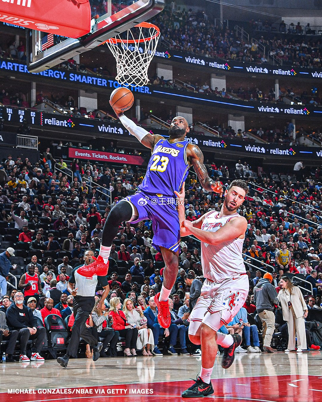湖人vs火箭  詹姆斯反击劈扣，这竞技状态再打五年都没问题吧 