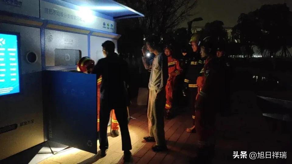 浙江一男子酒后与朋友打赌，看自己能不能钻进路边的回收箱，结果进去了却出不来了，消