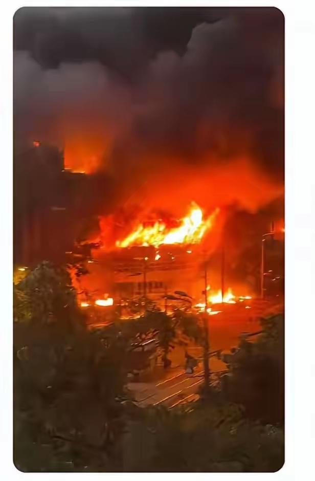 基辅的防空警报暂时解除了，而基辅的“政治警报”却响了起来。5月24日凌晨，基辅人