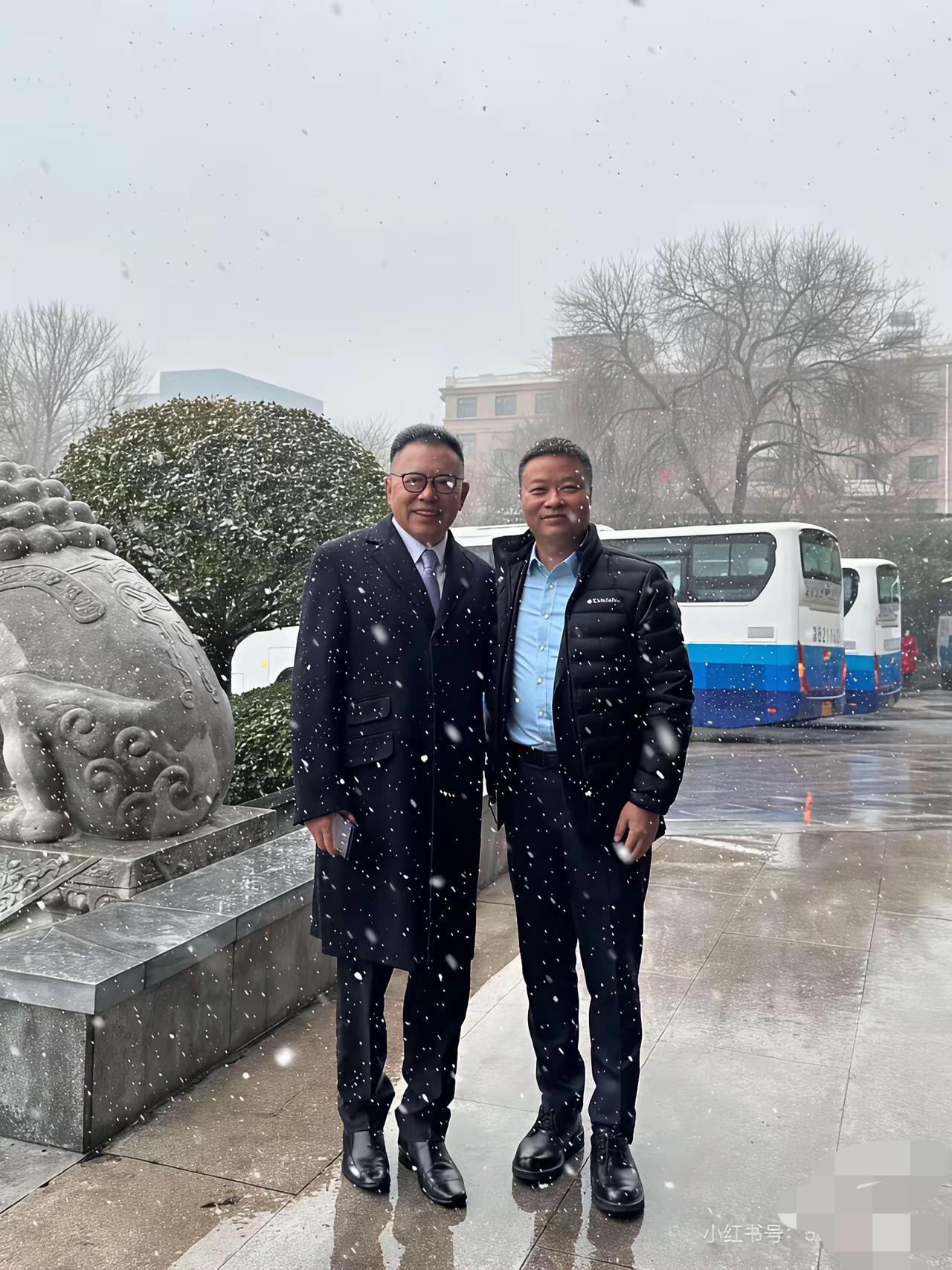 何小鹏我认识，旁边男士是谁？