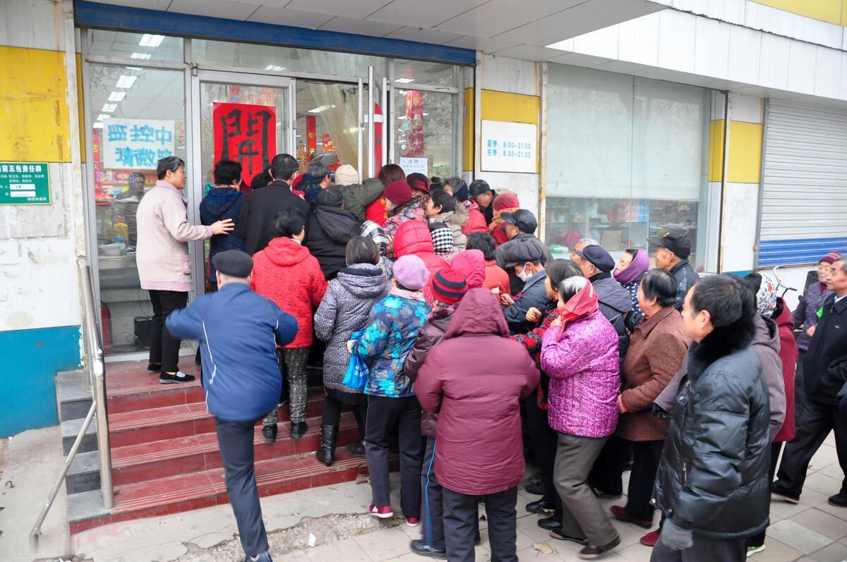 威海市多名老人因为领免费鸡蛋上当受骗，被骗走50多万养老金。以小恩小惠的形式，给