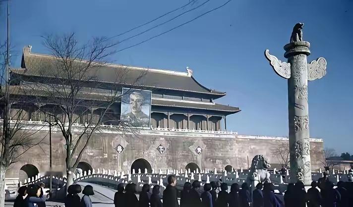 你见过40年代的天安门吗？荒草丛生、满目疮痍，曾挂蒋介石的肖像