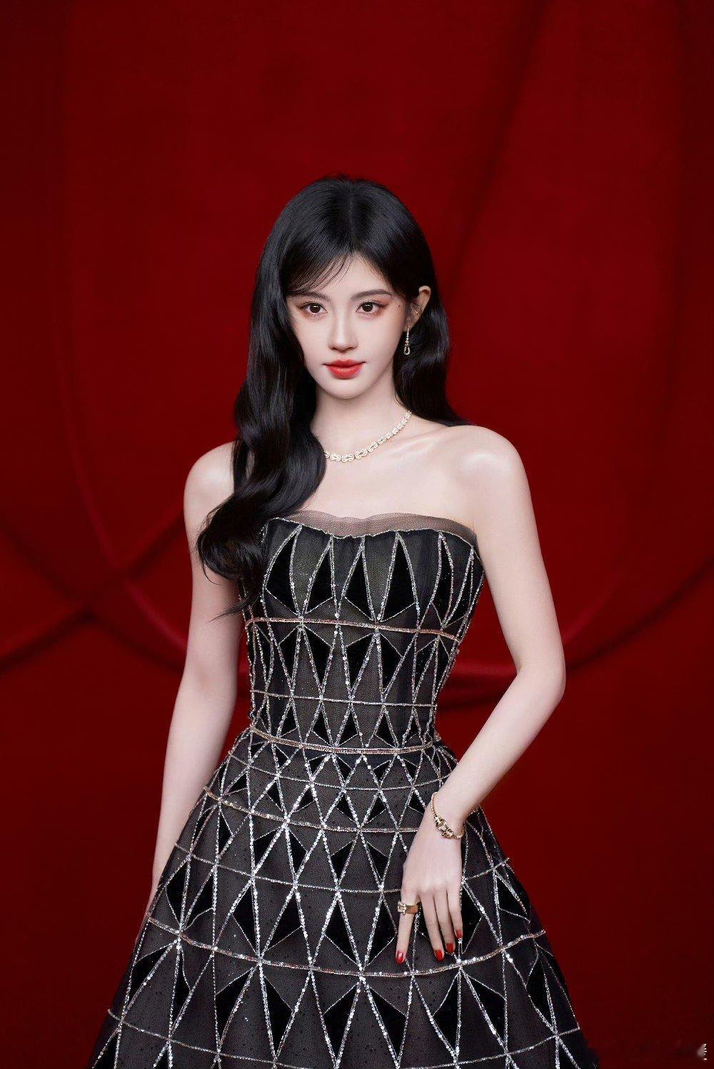 鞠婧祎对接确认出席时尚芭莎盛典鞠婧祎要亮相时尚芭莎盛典咯。想起上次芭莎派对，她那