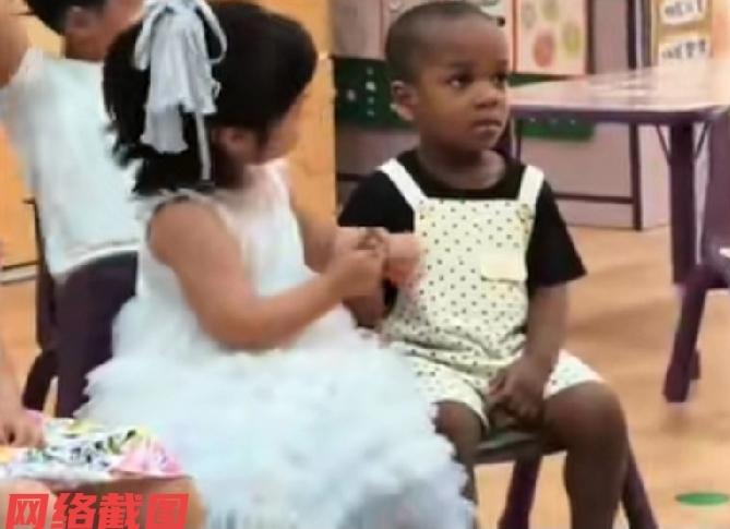 有幼儿园里来了黑人小朋友，此刻有小女孩以为他手脏，还要给他洗手。

看到这令人有