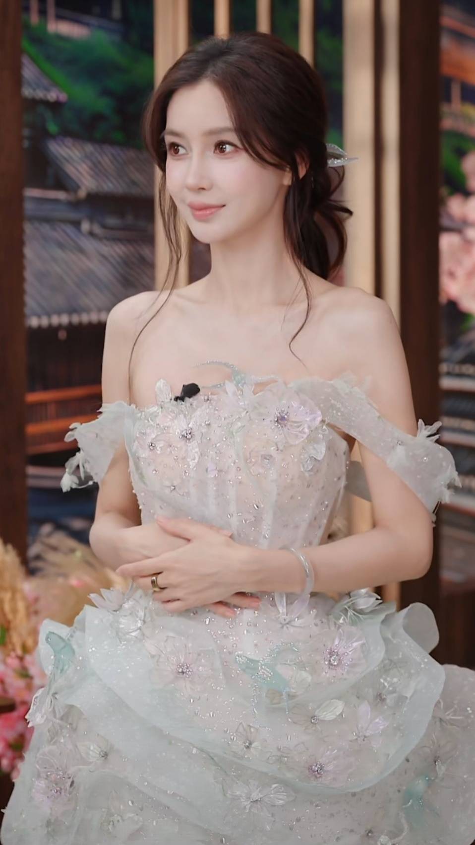Angelababy今日红蜻蜓品牌直播造型，一袭HACCHIC 2026 秋冬定