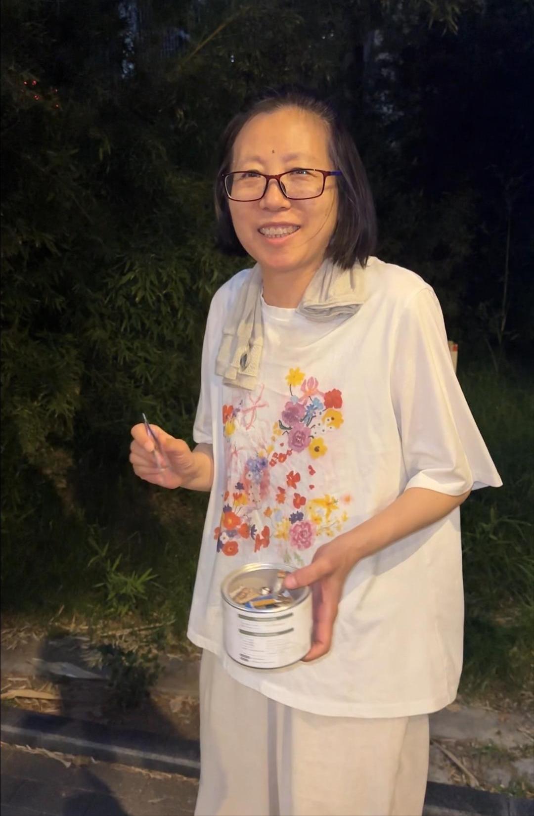 破防了！济南，一对退休老夫妻在人行道上俯下身子，手持镊子和收纳盒，正专注地从人行
