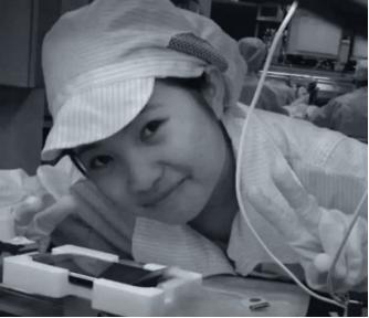 2008年，贵州有个妹子在富士康干活。她闲着没事用没做完的苹果手机拍照，拍完忘删