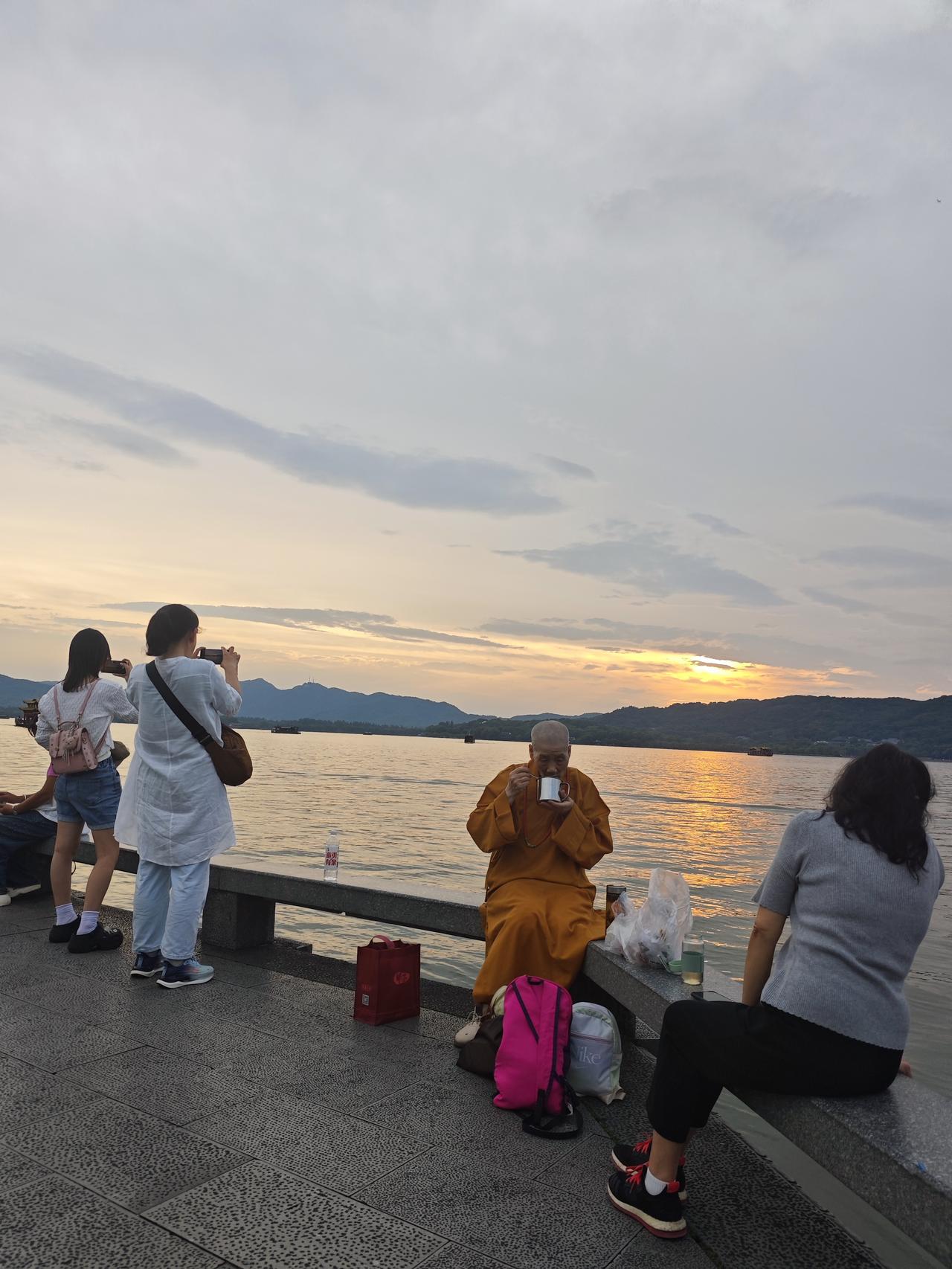每当我在西湖看到出家人总是有一种莫名其妙的感觉，也非常好奇在如此美丽的风景区，如