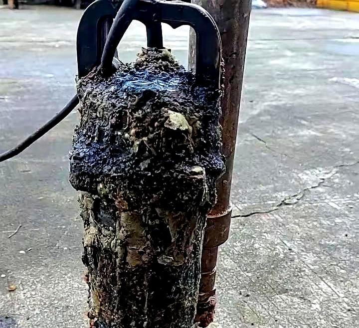 一台水泵在水里泡了23年没停过，这周终于坏了。
老板第一反应不是上火，而是到处打
