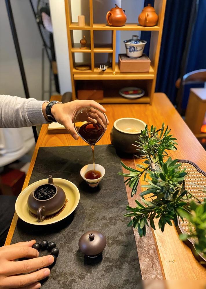 中年宅，是自愈，不是颓废。
​
1. 安静
​
外面的热闹太吵了。
​
信息过载