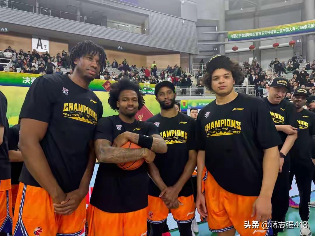 上海久事卢伟这是拿广东宏远当玩具玩啊，一场比赛下来5个首发全得14分，就算刻意去