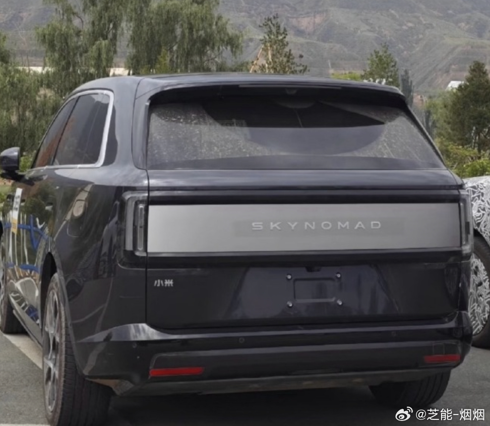 小米澎程无伪装实车曝光 小米这个车具有"对坐模式"，车里座椅能面对面坐着，中间架