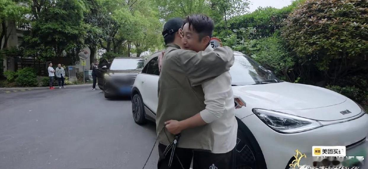 邹市明的家有多大？他的妻子冉莹颖告诉李维嘉，为了还债，家里房产都卖的七七八八了。