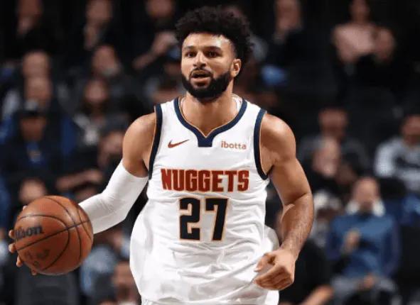 一个冷知识，默里 还不是全明星，约老师的队友都是CBA。
一般时候，默里的存在感