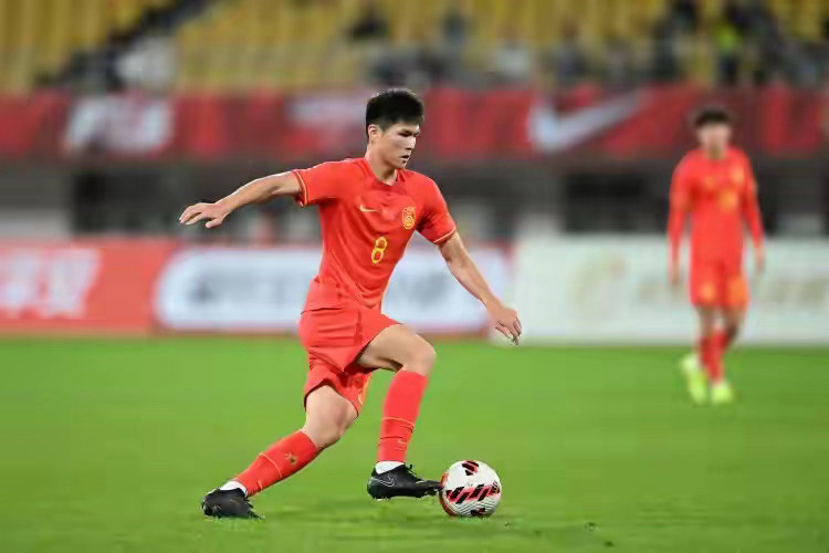 标题：媒体人盛赞陈泽仕！称其为这届国青最佳中场，身材高大全能型表现获认可✨在3月