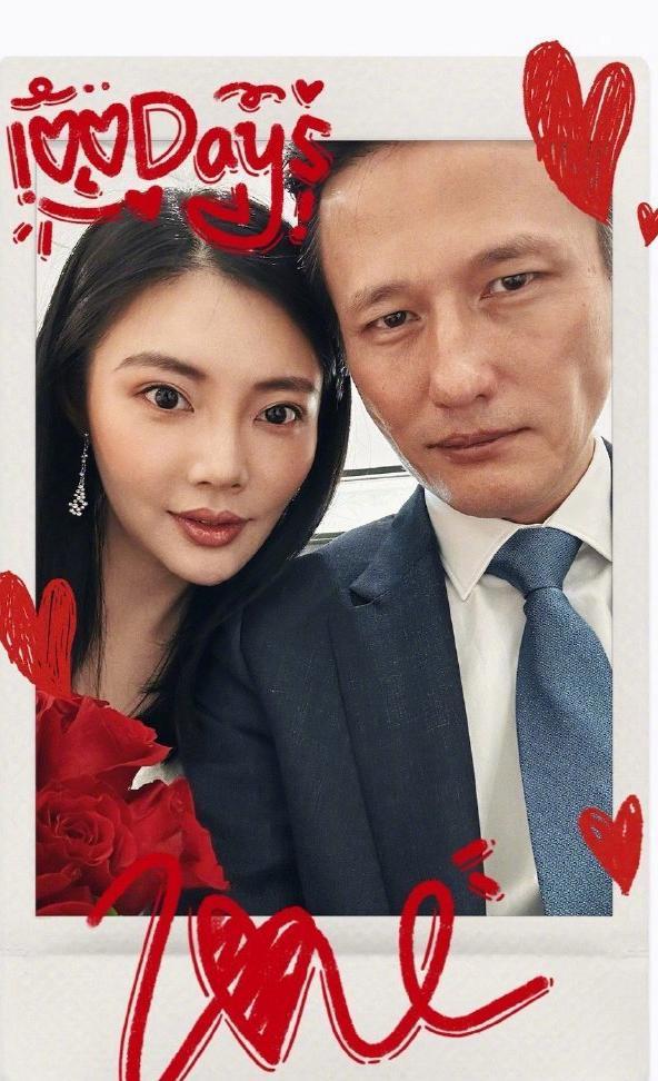 🎉🎉🎉好消息来啦！18日那天，徐冬冬宣布与男友尹子维订婚啦！😍😍😍
