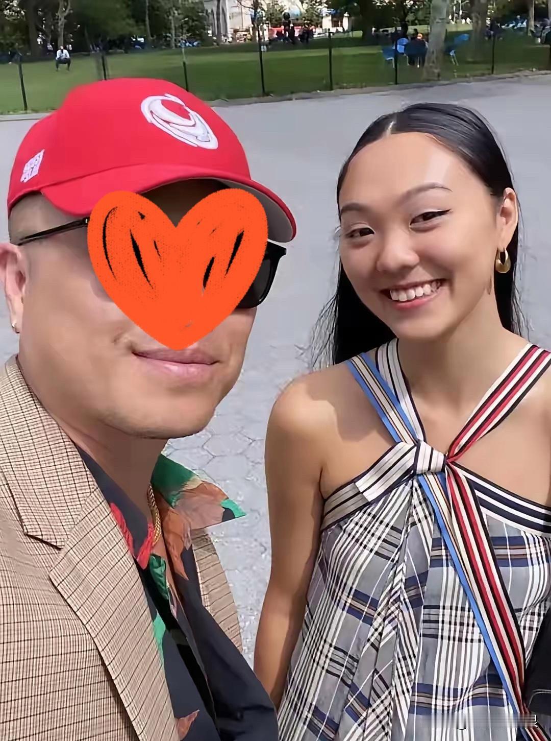 我的天，我被李连杰与利智所生的大女儿颜值吸引了，这孩子不会是抱错了吧，一点也不像