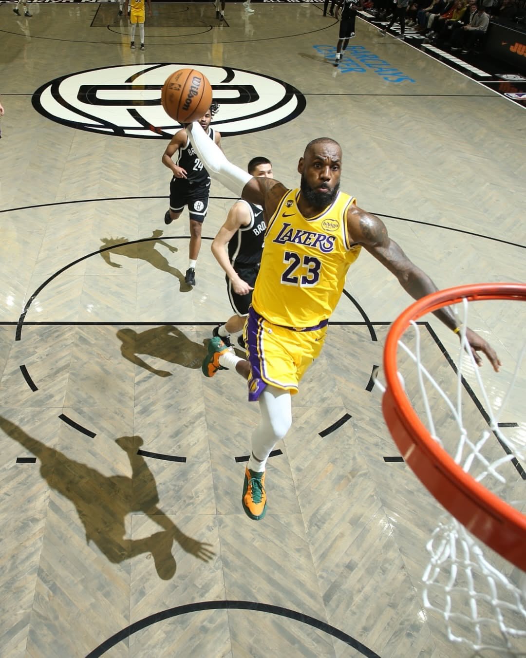 老詹今天更新IG：“跟我一起飞吧！✈️👑 我只是一个来自阿克伦的孩子，在我最爱