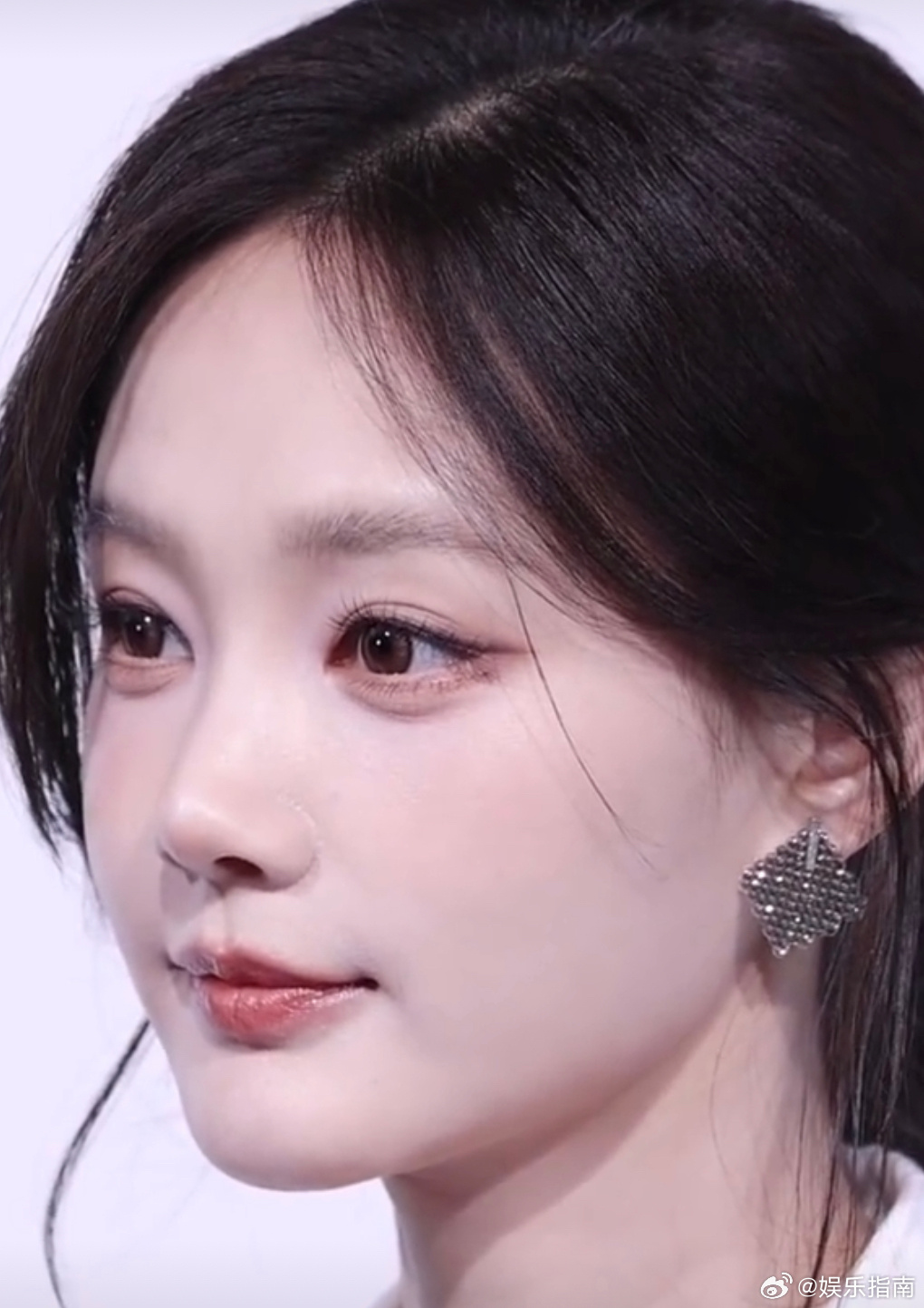 李一桐上海时装周直拍，皮肤状态绝了！！干练又知性的气质！ 