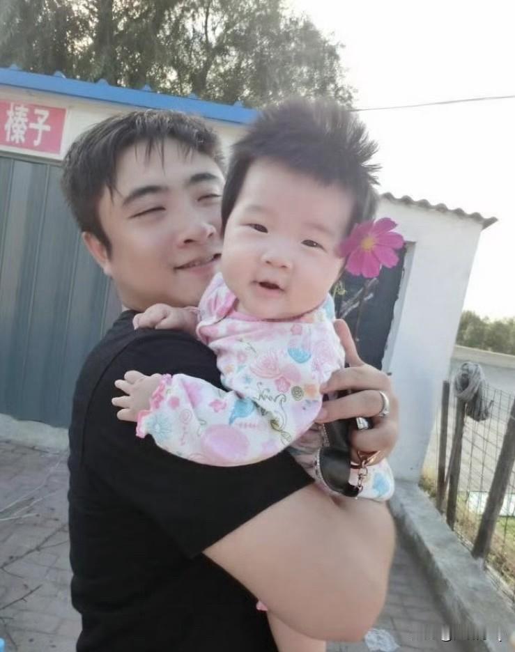 乔杉的基因真不是一般强大，生了二个女儿和一个儿子，大女儿和小儿子模样和他一模一样