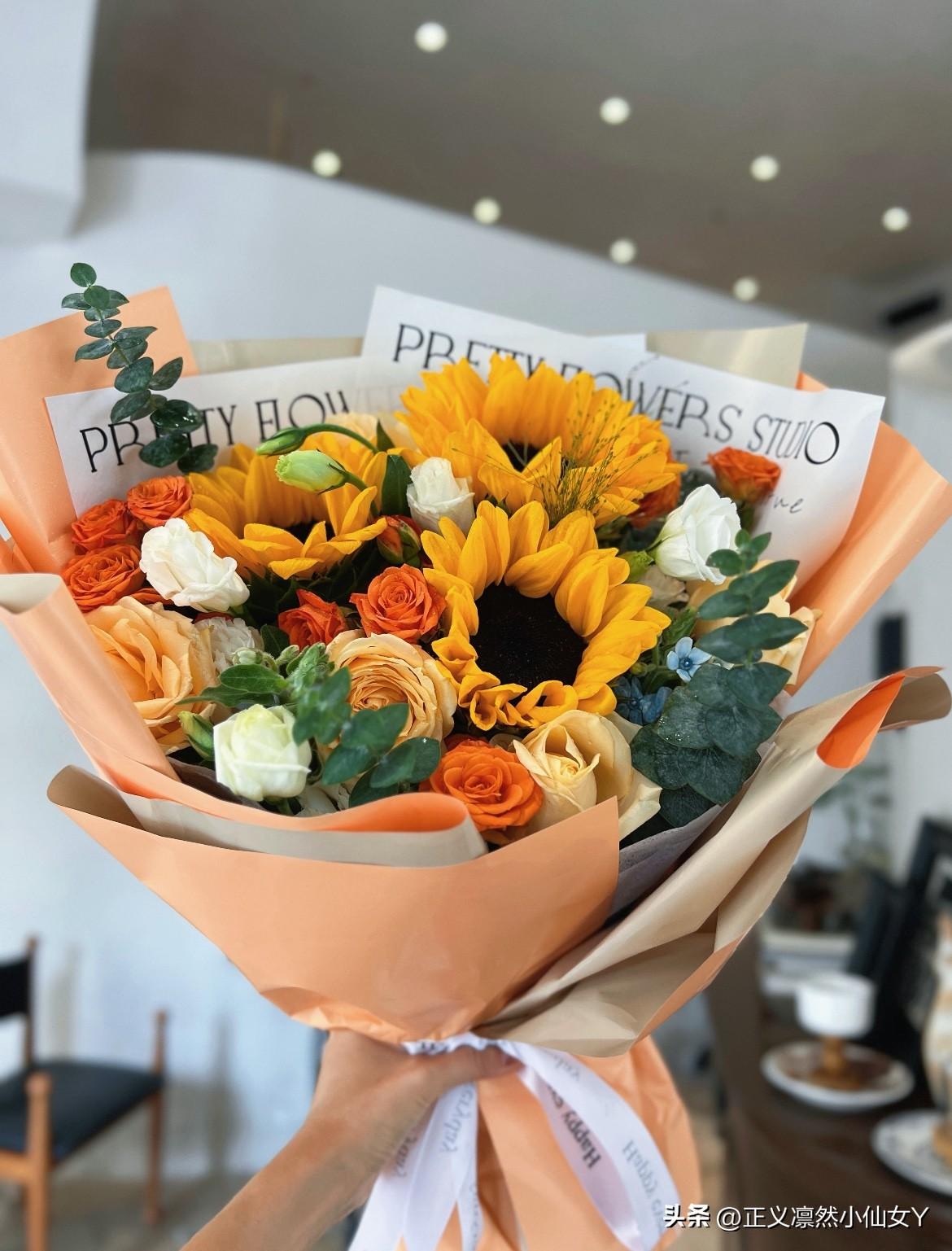 🌷一个平凡的称呼，
一生不平凡的使命，
在工作的第16个念头，
收到最美的花束