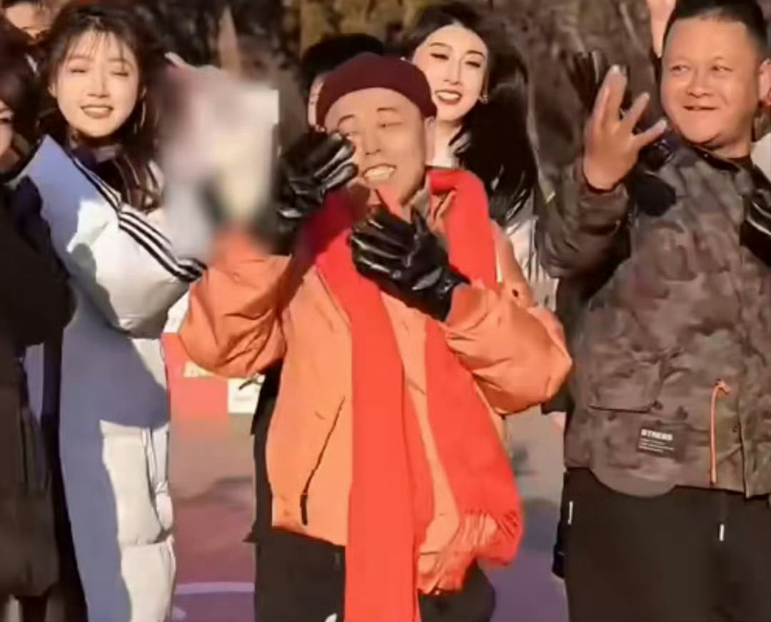 刻在潘长江dna里的过河 无限循环🎶 哈哈哈，这旋律一响，潘老师那魔性的舞步就