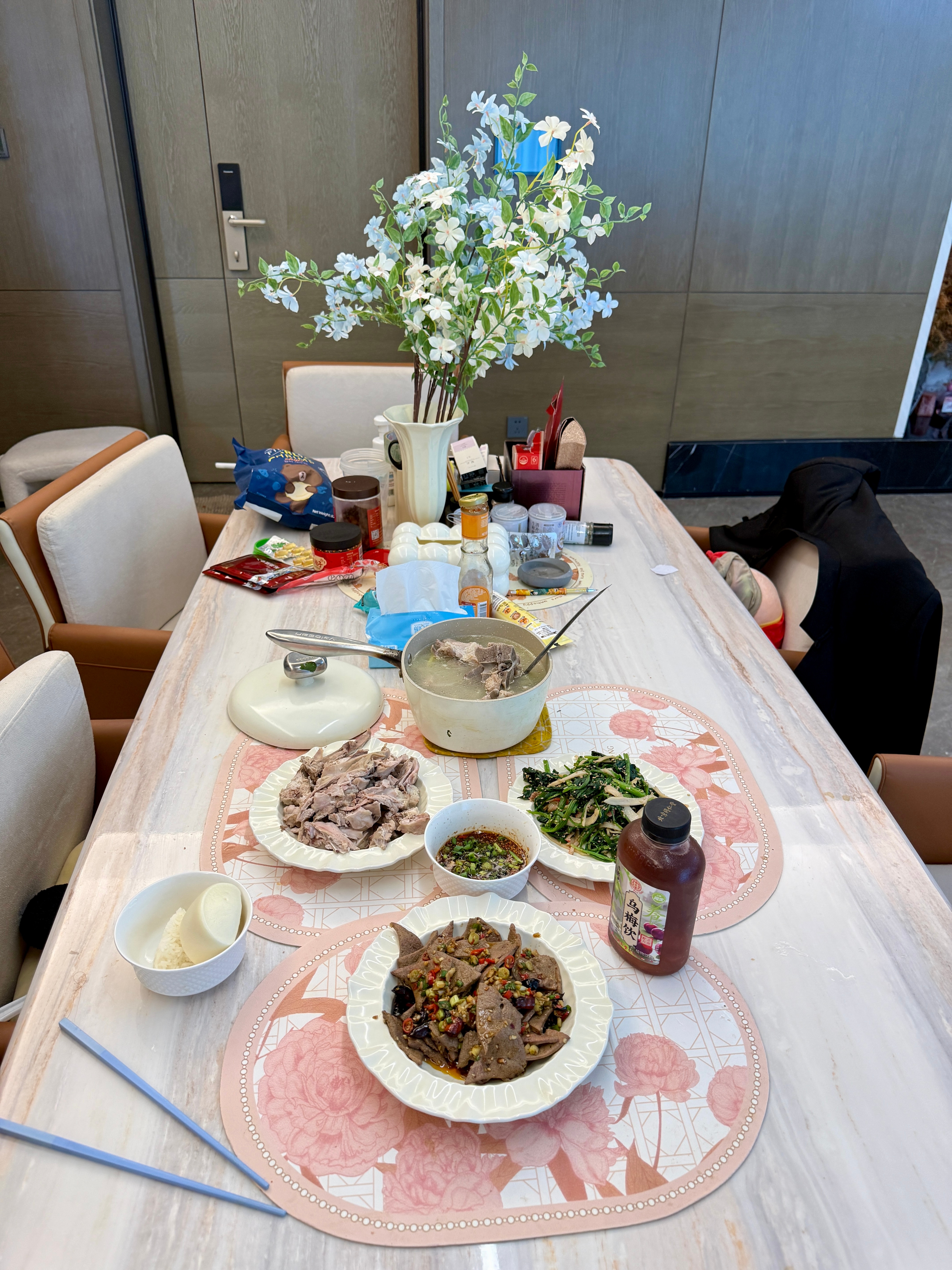 感觉吃减脂餐都吃出黑白照片的感觉了。今天吃手撕兔肉，油泼猪肝，蟹柳拌菠菜。筒子骨