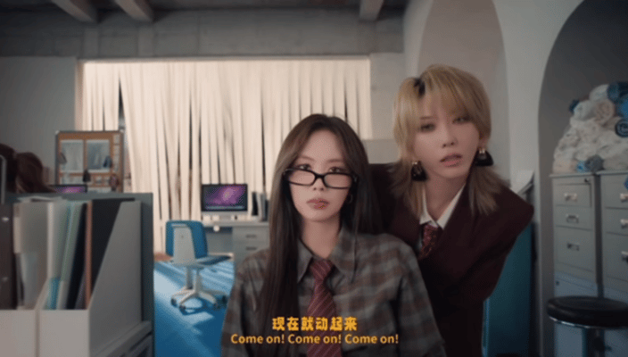 王霏霏自导自演的歌舞短片太有料，中间短发Boss一出场就觉得像刘忻，核实后真的是