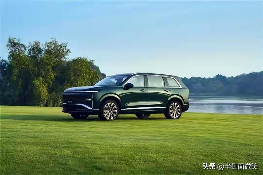 传统五座早已不够用。五菱星光L专为中国家庭而来，10-15万级大六座SUV，高颜