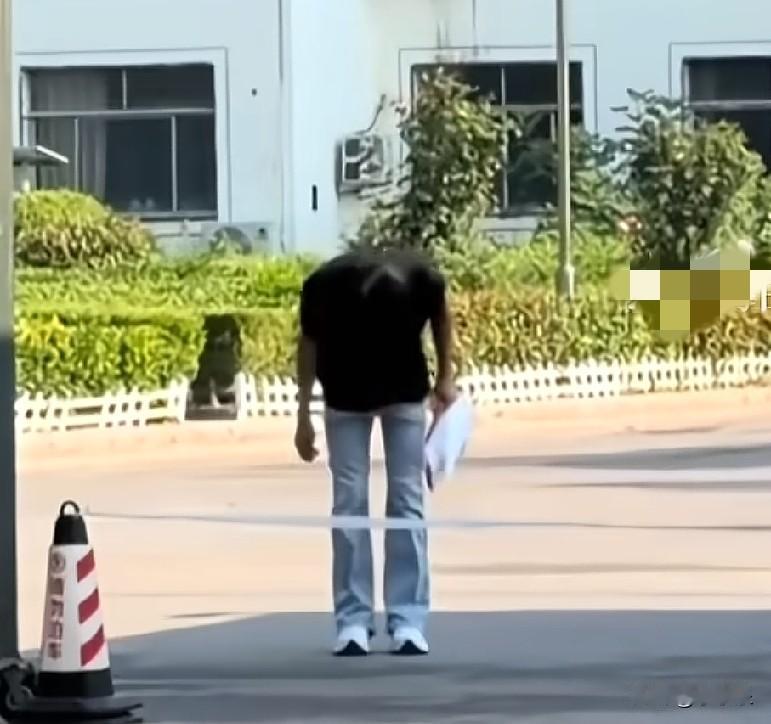 近日，山东，妈妈送儿子参加中招考试，孩子进了考点大门后，转过身朝妈妈深深地鞠了一