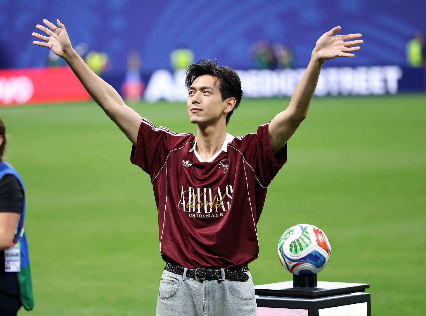 李现  妈耶！这会儿刚下班来万象城阿迪达斯旗舰店来问世界杯李现同款酒红战衣，店员