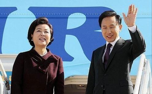 2011年3月，韩国总统李明博乘波音737专机前往阿联酋访问，还没飞出韩国，突然