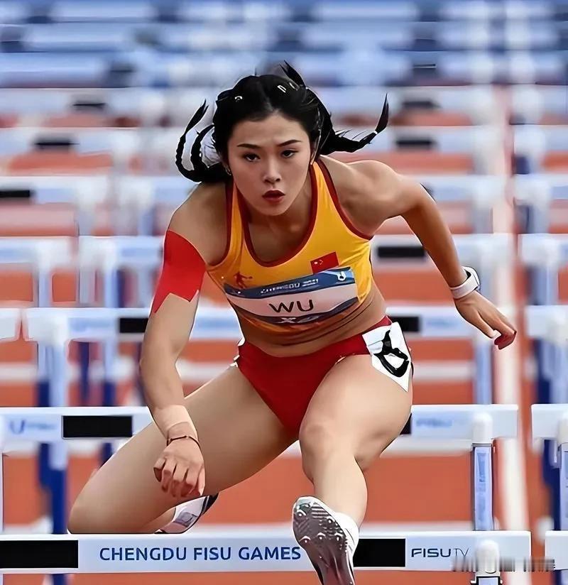 吴艳妮，运动短裤引热议！

吴艳妮在全国田径锦标赛上，冲过终点的时候，全场一片掌