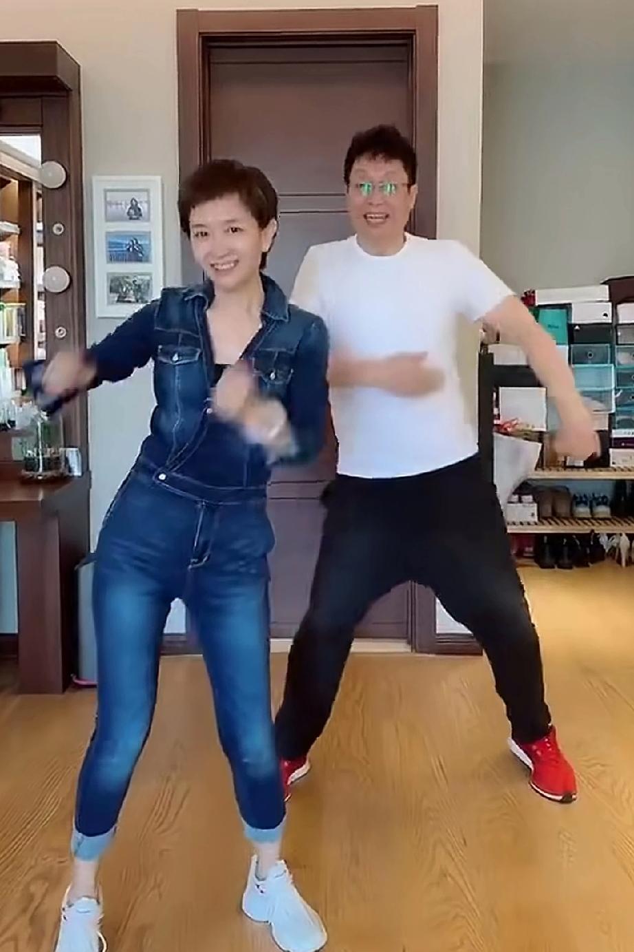 王为念和王芳由以前的主持人搭档关系，换成现在的直播带货搭档，两人在一起合作了多年