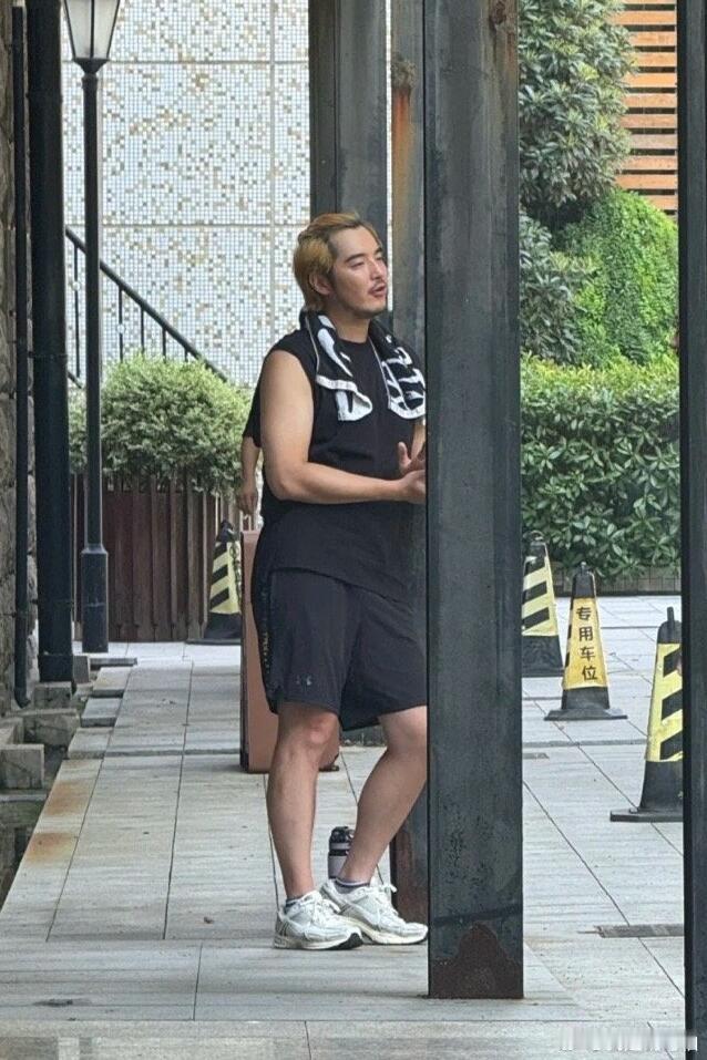 金慢慢不要再胖下去了，再胖下去就跟宋江的双开门一样接受不了了[捂嘴哭][捂嘴哭]