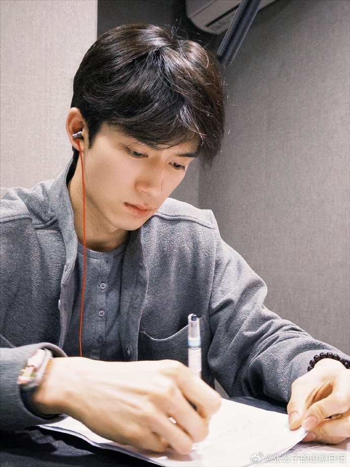 王星越走哪儿都带着保温杯皮衣拽得二五八万，手里保温杯却比老干部还老干部，这反差萌